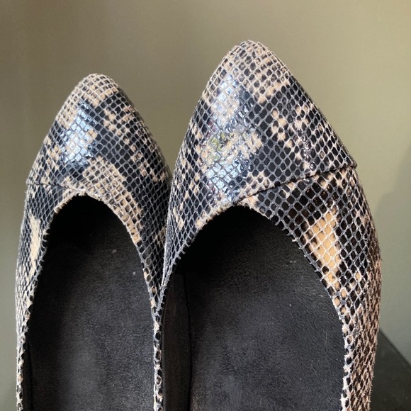 Vionic | Caballo Snake Print Pointed Toe Orthotic Ballet Flat - Picture 4 of 9